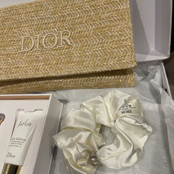 Dior beige cosmetics bag  beauty pouch set - Picture 2 of 2